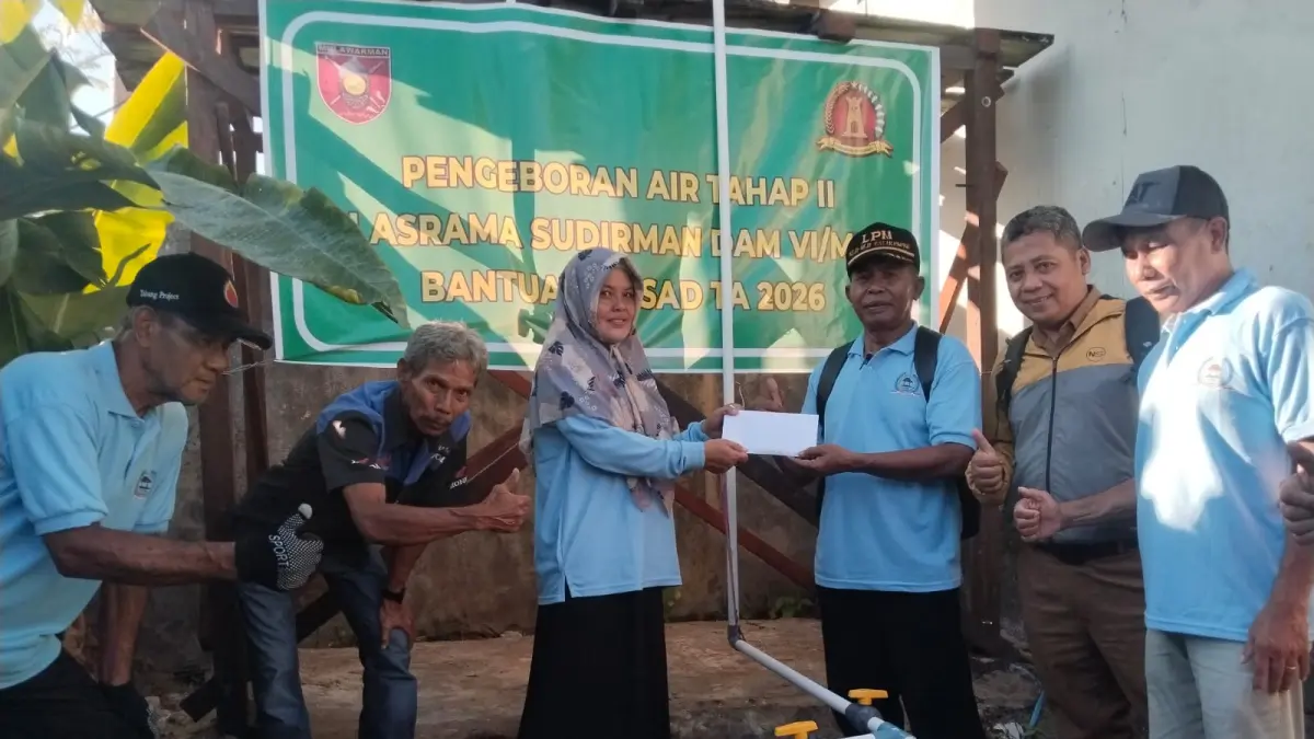 Ketua LPM Klandasan Ulu Sukandar menyerahkan bantuan filter air kepada perwakilan Asrama Sudirman Dam VI/Mlw di RT 16 sebagai bentuk partisipasi positif dalam kebutuhan air bersih. (IST)

&nbsp;