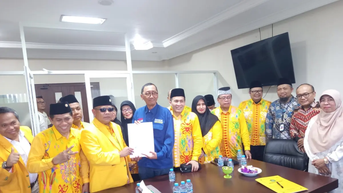 Ketua Panitia Pemilihan Rektor Unmul Mustofa Agung Sardjono (baju biru) menerima berkas pendaftar akun untuk maju di Pilrek 2026-2030 dari Abdunnur bersama timsesnya dan tim di Rektorat Unmul di Samarinda.