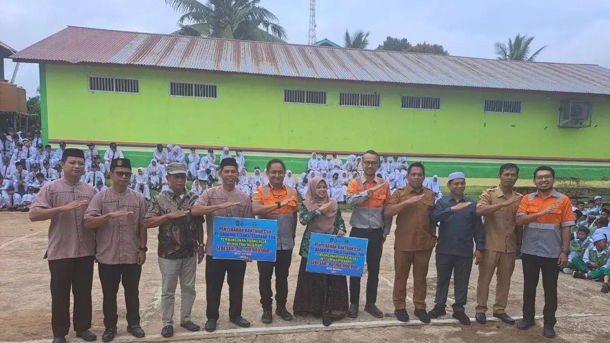 Manajemen PT BSSR abadikan momen bersama pemdes Batuah serta kepala MI dan MTS DDI usai melaksanakan acara serah terima pembangunan ruang kelas.