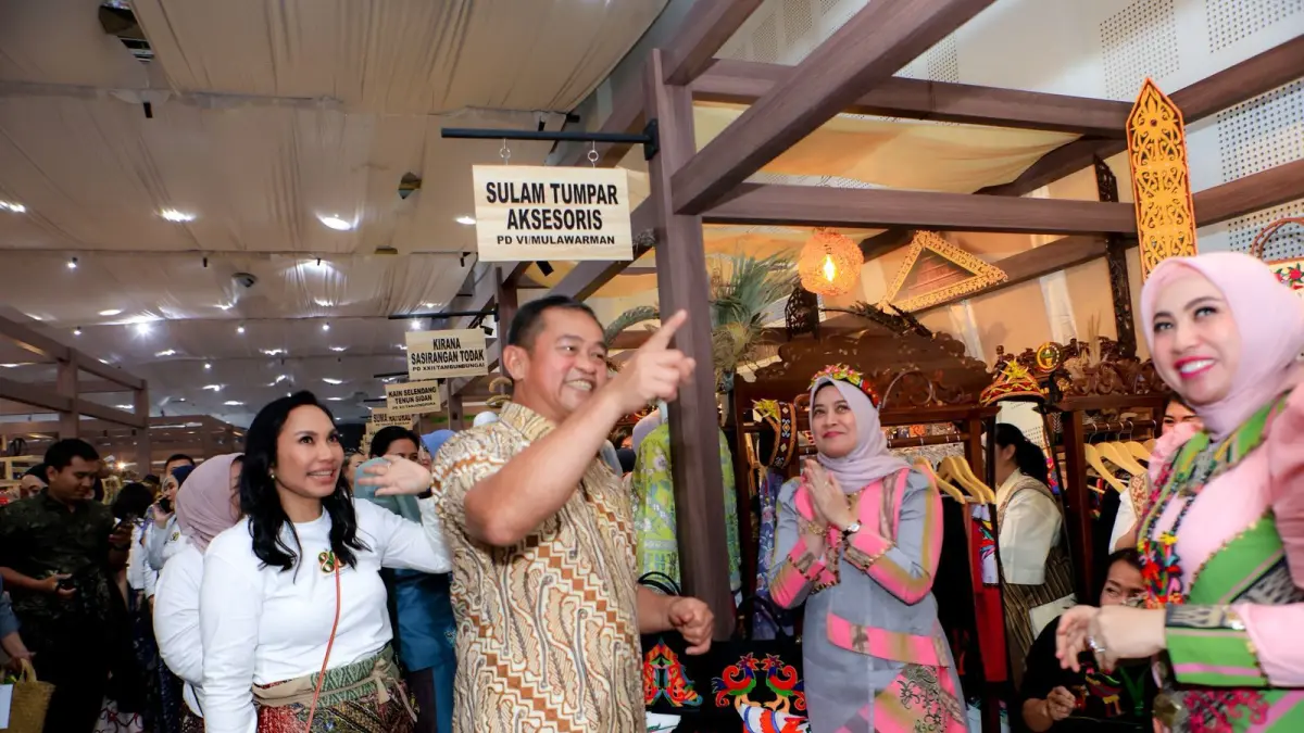 PALING RAMAI: Di antara deretan stand yang hadir, Sulam Tumpar milik Persit Kartika Chandra Kirana Daerah VI/Mulawarman menjadi salah satu yang paling ramai dikunjungi.