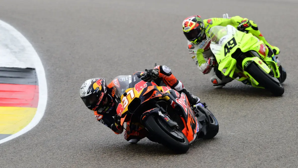 Pedro Acosta melintasi tikungan di Sirkuit Le Mans saat balapan MotoGP Prancis, Minggu (10/5). (CRASH)