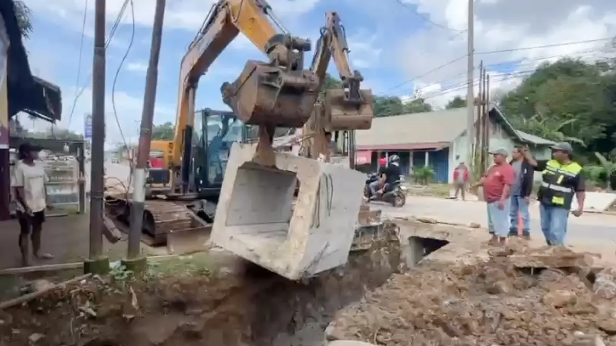 Pemasangan cross drain box culvert di Segmen Dua kawasan Gunung Gayukng. (K SUNARDI/KALTIM POST)