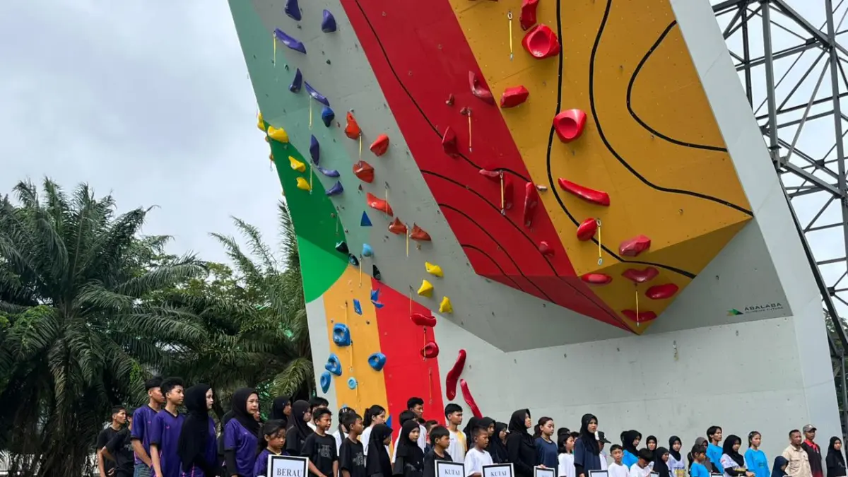 PEMBUKAAN: Sebanyak 128 atlet muda dari sembilan kabupaten/kota se-Kaltim mengikuti defile pembukaan Kejurprov KU Panjat Tebing Kaltim 2026 di Venue Climbing Center GOR Kadrie Oening, Samarinda, Rabu (13/5). (NASYA RAHAYA)