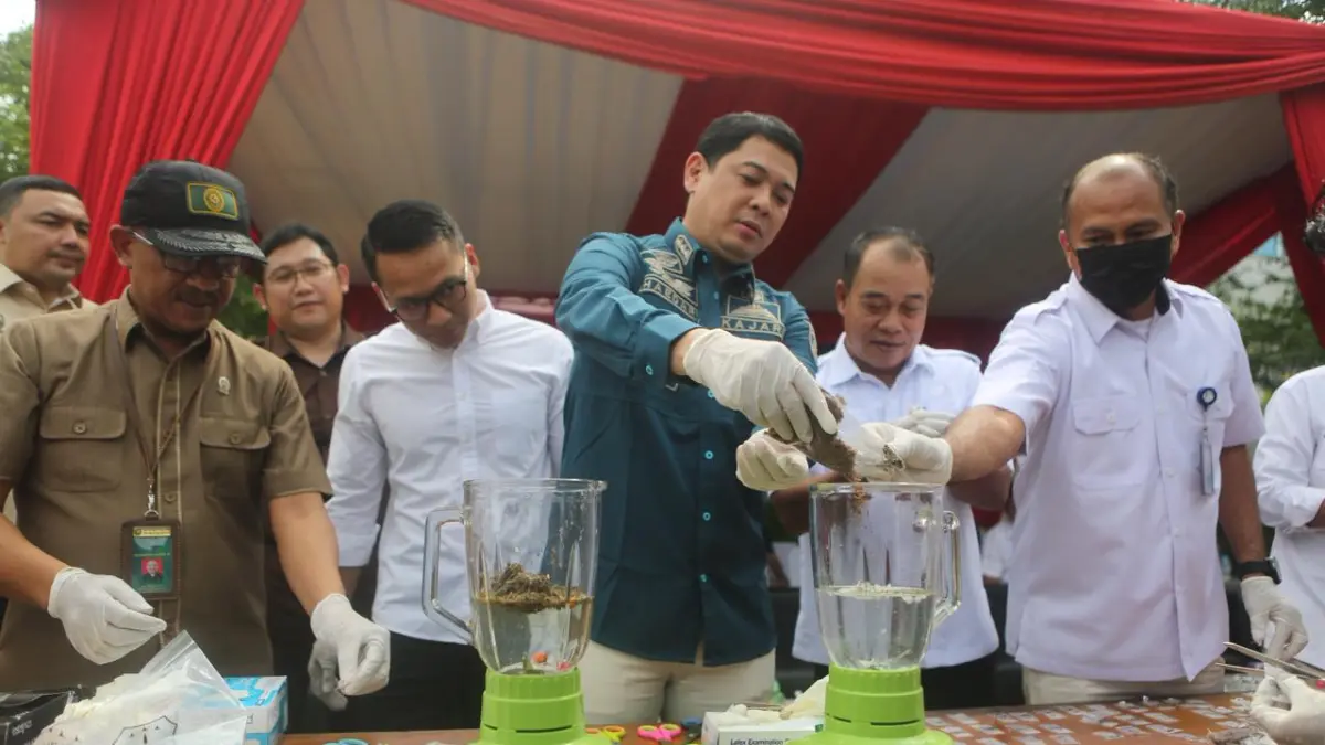 PEMUSNAHAN: Kepala Kejaksaan Negeri Samarinda Haedar memimpin pemusnahan sejumlah barang bukti kasus yang sudah berkuatan hukum tetap, Rabu (13/4). (Rama/KP)