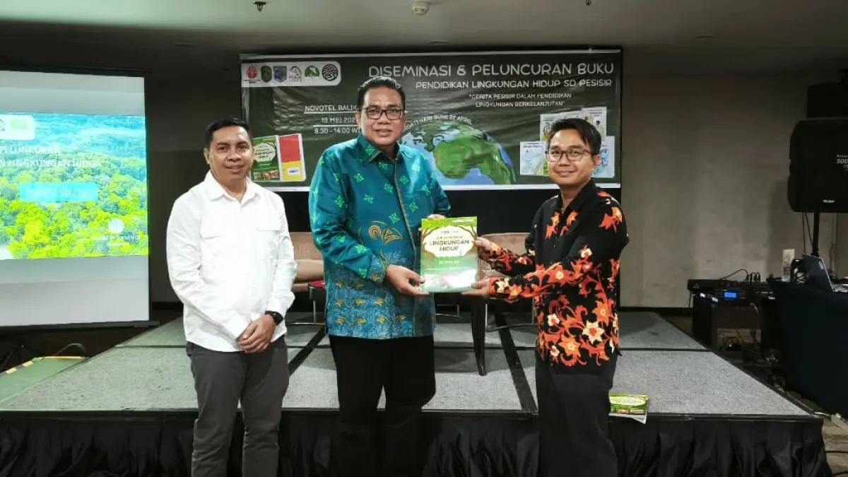 PENYERAHAN: Direktur Yayasan Planet Urgensi Indonesia, Reonaldus (kanan) menyerahkan buku pendidikan lingkungan hidup untuk SD pesisir kepada Kepala Disdikbud Paser M Yunus Syam (tengah) dan perwakilan Disdikbud Kukar.