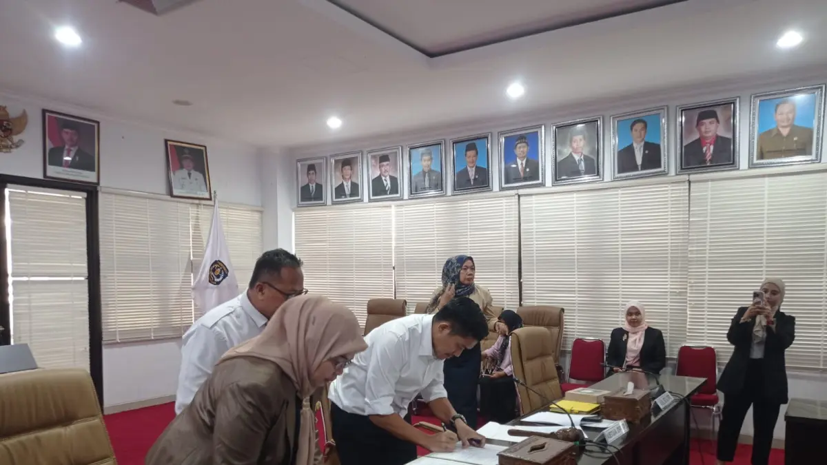 Pimpinan DPRD Bontang menandatangani berita acara dan surat keputusan berdasarkan hasil rapat paripurna terkait pemberhentian Maming dari unsur pimpinan legislator. (FOTO: ADIEL KUNDHARA/KP)