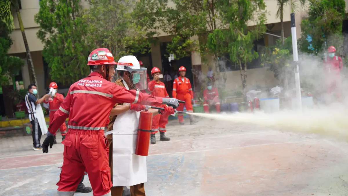 PRAKTIK GUNAKAN APAR: Pertamina Patra Niaga Kilang Balikpapan mensosialisasikan bahaya kebakaran, simulasi penggunaan Alat Pemadam Api Ringan (APAR) dan fire blanket di SDN 028 Penajam Paser Utara.