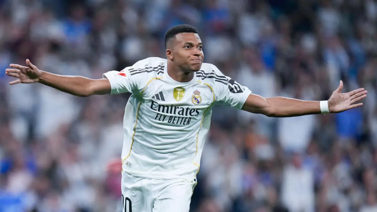 Selebrasi Kylian Mbappe setelah mencetak gol untuk Real Madrid saat menghadapi Osasuna pada laga pekan perdana La Liga di Stadion Santiago Bernabeu. (AP Photo/Manu Fernandez)