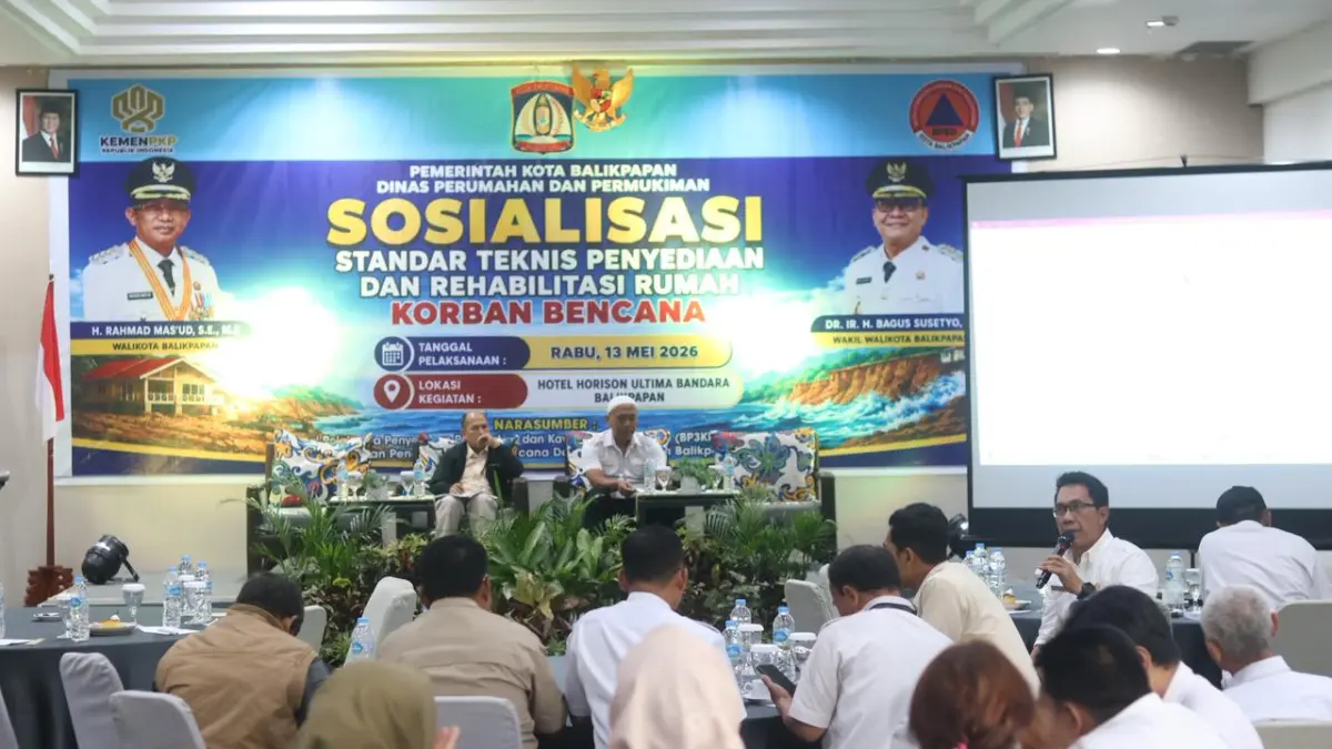 SOSIALISASI: Kepala Disperkim Balikpapan, Rafiuddin, saat memberikan paparan mengenai standar teknis rehabilitasi rumah korban bencana di Hotel Horison Ultima Bandara, Rabu (13/5).
