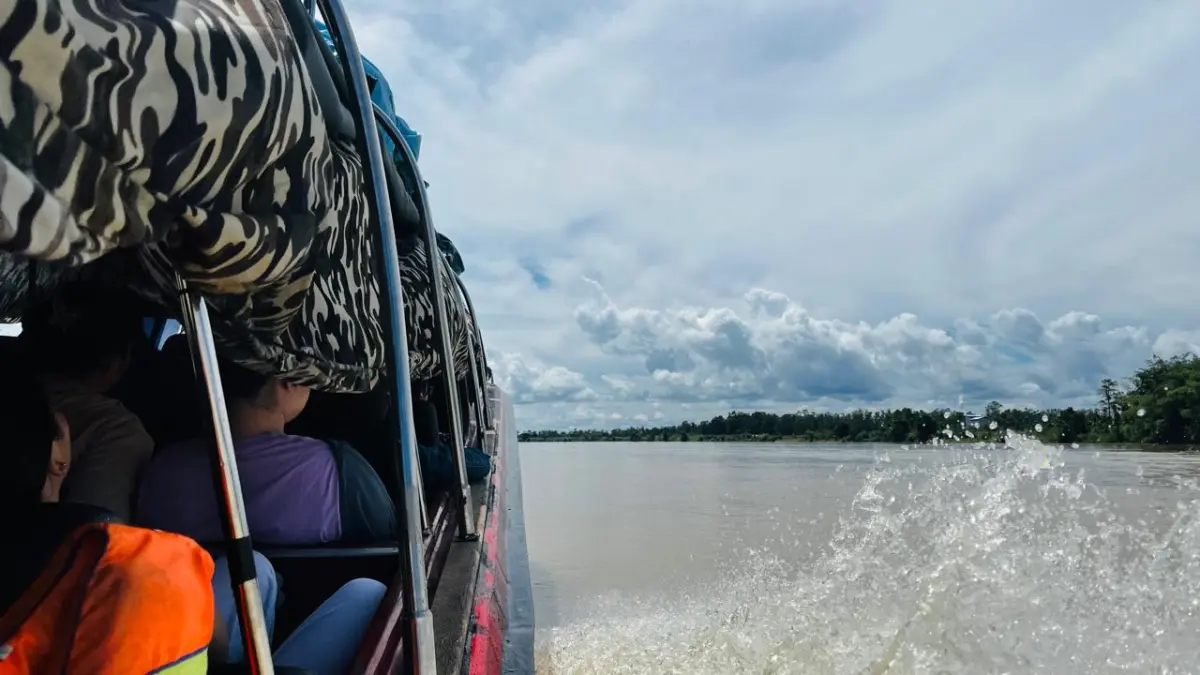 Speed boat bermesin ganda saat bermanuver di Sungai Mahakam,