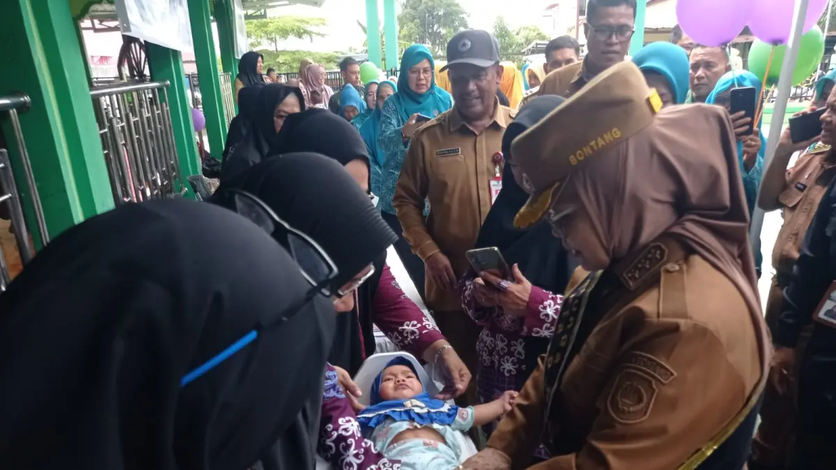 TANGANI: Wali Kota Bontang Neni Moerniaeni menimbang balita di Kelurahan Tanjung Laut Indah saat operasi timbang serentak untuk mendeteksi stunting di Bontang. (ADIEL KUNDHARA/KP)