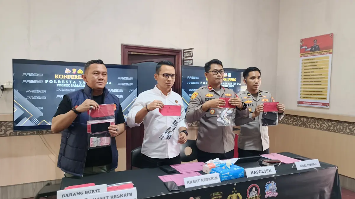 TERBONGKAR: Petugas kepolisian menunjukkan barang bukti tiket palsu pertandingan Persija Jakarta kontra Persib Bandung saat press release di Polsek Samarinda Kota, Rabu (13/5).
