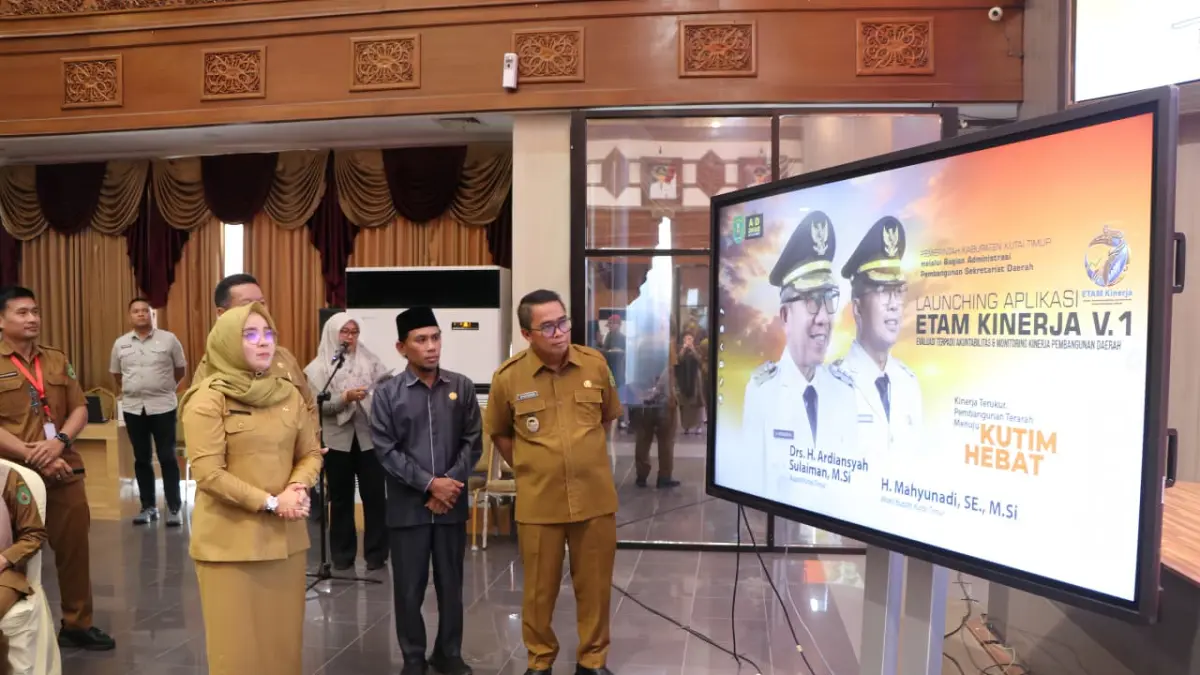 Wakil Bupati Kutim Mahyunadi (kanan) meluncurkan aplikasi ETAM Kinerja Pembangunan Daerah di Kantor Bupati Kutim, Selasa (12/5). (IST)

&nbsp;