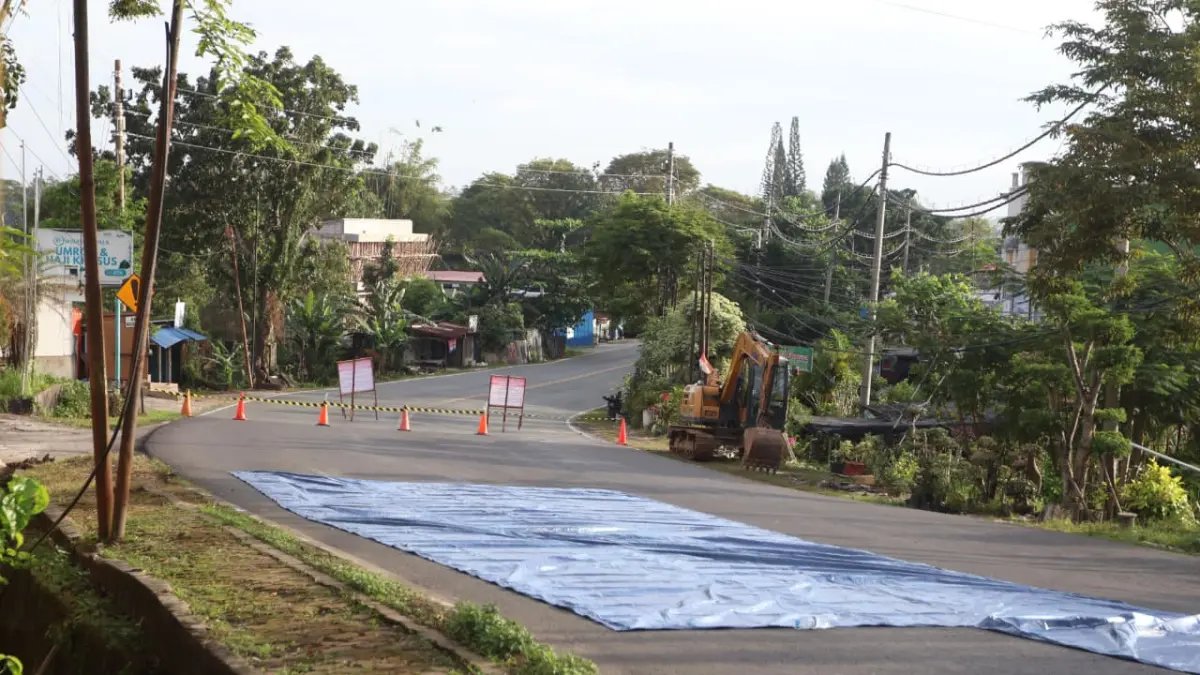 Kondisi terkini Jalan Syarifuddin Yoes Balikpapan yang ditutup total mulai Rabu (13/5/2026) malam akibat proyek penanganan jalan amblas. (ANGGI PRADITHA/KP)