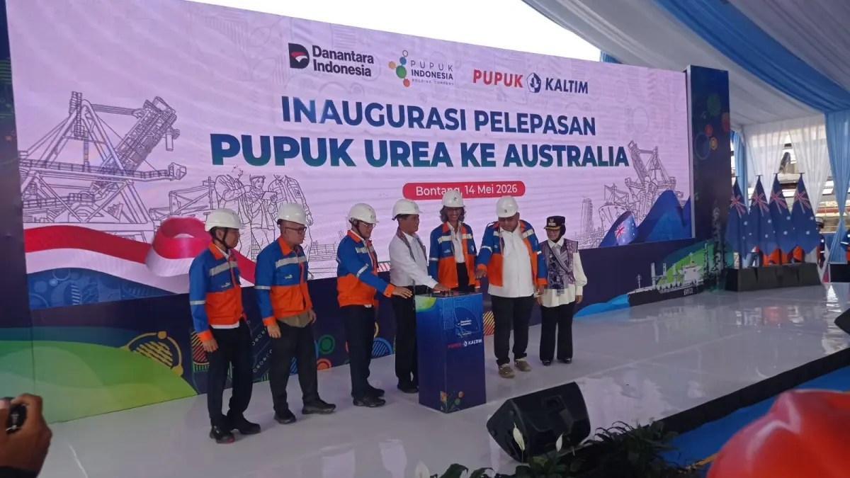 MELEPAS: Menteri Pertanian Amran Sulaiman memberangkatkan kapal MV Medi Luna yang mengangkut pupuk urea ke Australia dari Pupuk Kaltim terkait ekspor. (ADIEL KUNDHARA/KP)