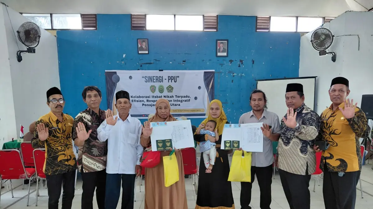 NIKAH: Beberapa pasangan mencatatkan pernikahan mereka secara hukum negara dalam kegiatan yang dipusatkan di Aula KUA Babulu, PPU.(ist)
