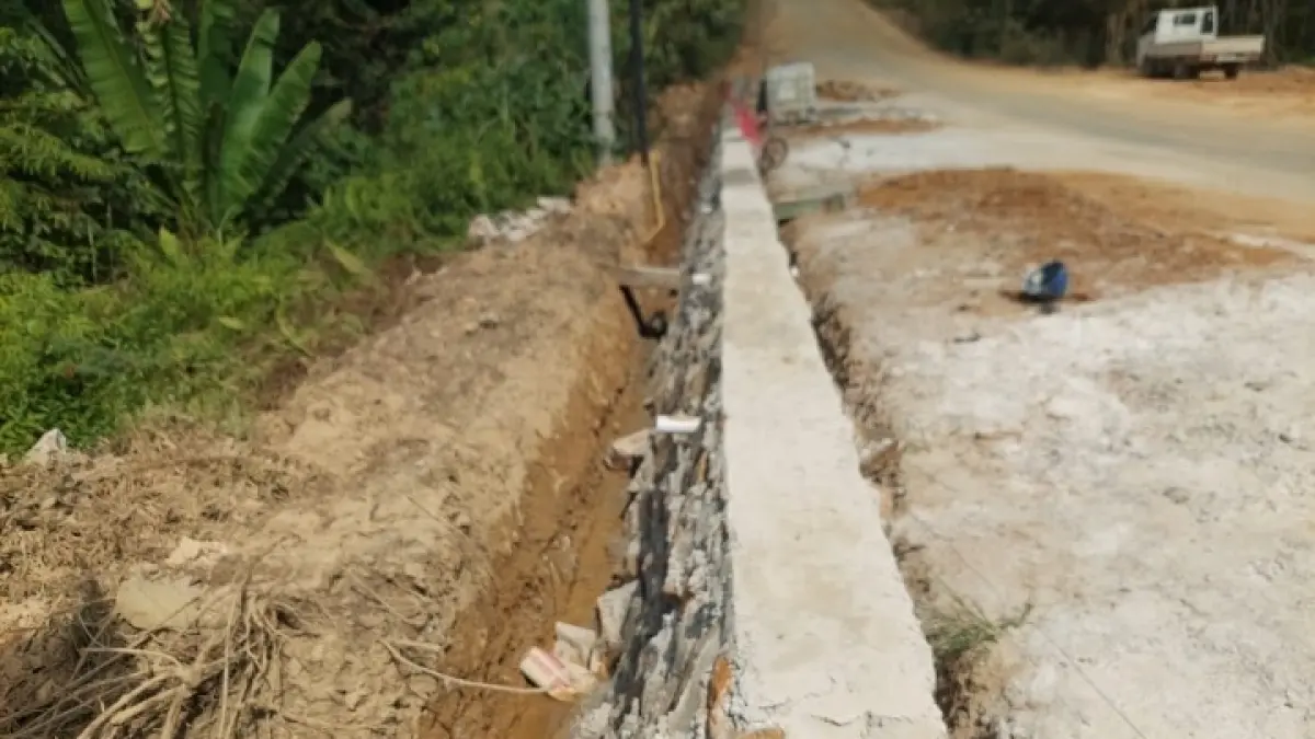 Pekerjaan pembangunan dinding penahan tanah di ruas Jalan Sp Blusuh–Batas Kalimantan Tengah dilakukan untuk menjaga stabilitas badan jalan dan mencegah longsor di titik rawan.