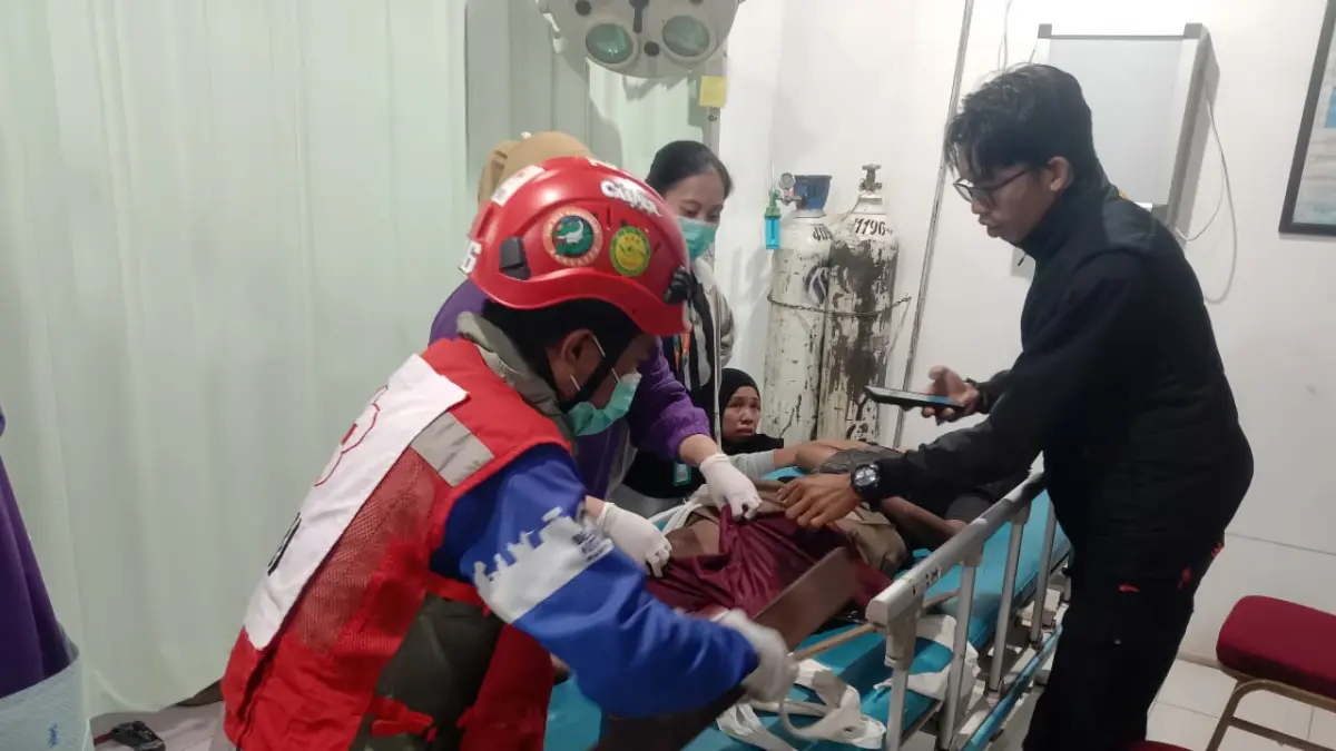 Pelajar SMP korban serangan buaya di kawasan Dermaga Baru Kenyamukan, Sangatta Utara, dievakuasi warga dan petugas menuju Rumah Sakit PKT Sangatta untuk mendapatkan perawatan medis, Rabu (13/5) sore.
