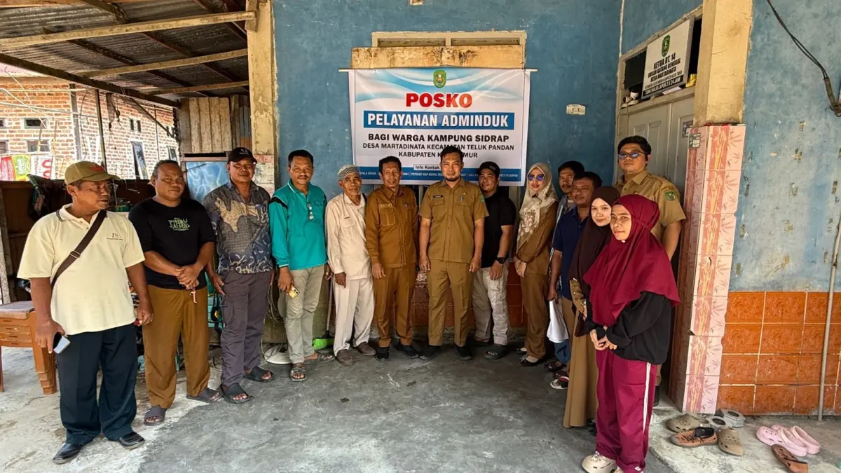 PELAYANAN: Petugas Disdukcapil Kutai Timur bersama warga di posko pelayanan administrasi kependudukan Kampung Sidrap yang dibuka untuk melayani penyesuaian dokumen domisili warga. IST/KP