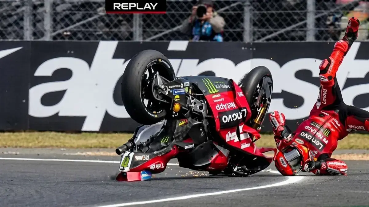 Pembalap MotoGP Marc Marquez saat mengalami kecelakaan pada sprint race GP Prancis di Sirkuit Le Mans. (MOTOGP)