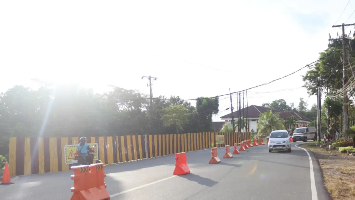 Pembatas jalan saat dimulainya rekayasa lalu lintas di simpang Dome, Balikpapan. (ANGGI PRADITHA/KP)