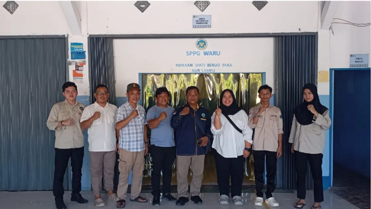 PENDAMPINGAN: Ketua Tim Halal MUI PPU, Abu Bakar Soleh (empat kanan) saat memberikan pendampingan sertifikasi halal di SPPG Waru.(ist)