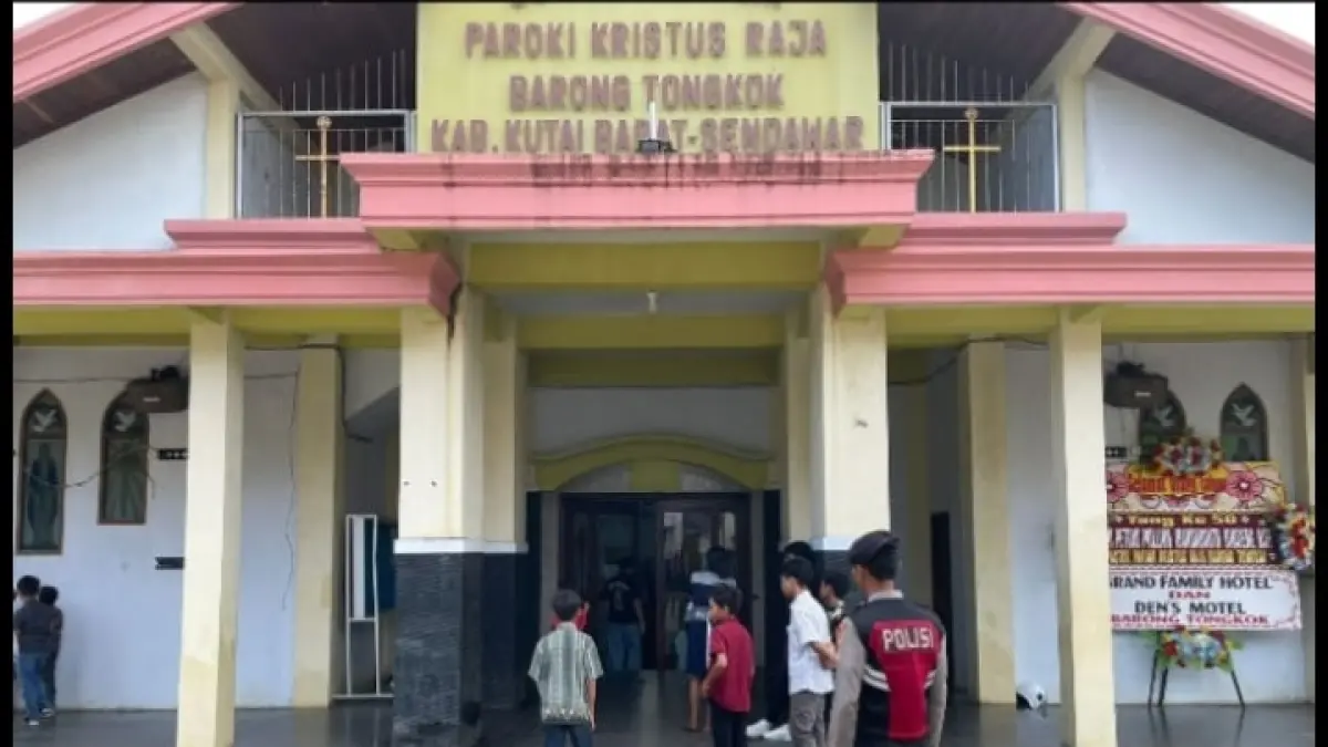 PENJAGAAN MAKSIMAL: Pengamanan dari Satu Samapta Polres Kubar di sejumlah gereja, pastikan kegiatan ibadah berjalan aman dan lancar.&nbsp;