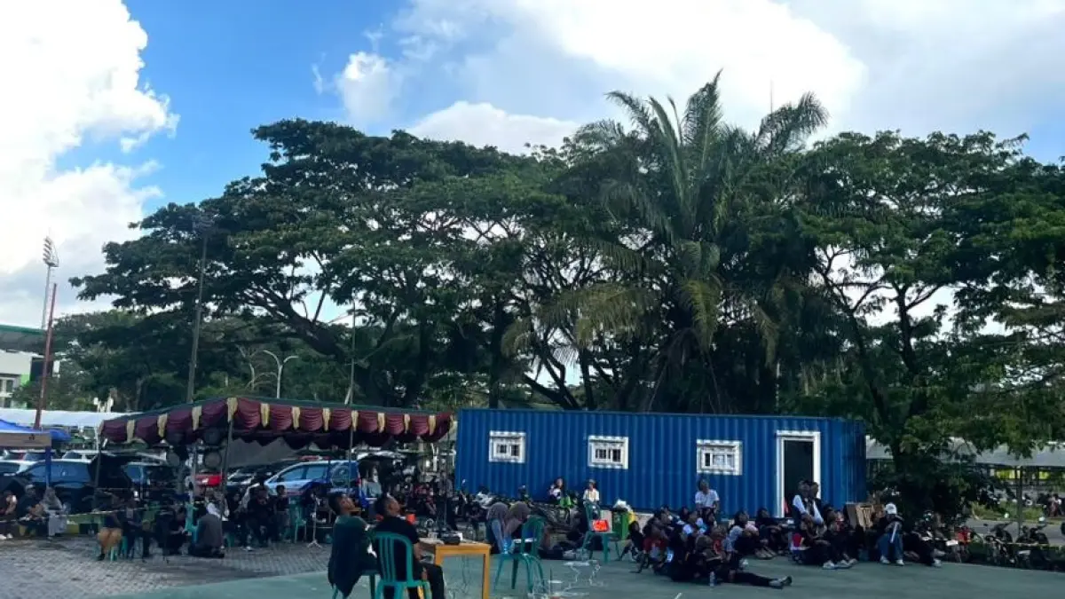 SELALU RAMAI: Meski fasilitas terbatas, penonton tetap antusias menonton Kejuaraan Provinsi Kejurprov Panjat Tebing Kaltim 2026, Dispora soroti perlu tribun untuk penonton. (FOTO NASYA RAHAYA)
