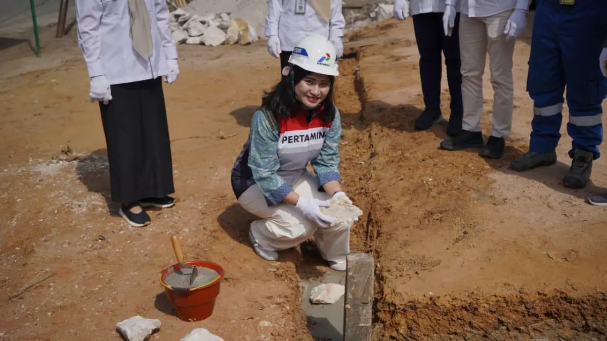 SEREMONI: Peletakan batu pertama pembangunan gazebo dalam program pemberdayaan masyarakat Karia Seraya – Kampung Ramah Ibu Anak Sepinggan Raya, Rabu (13/4).