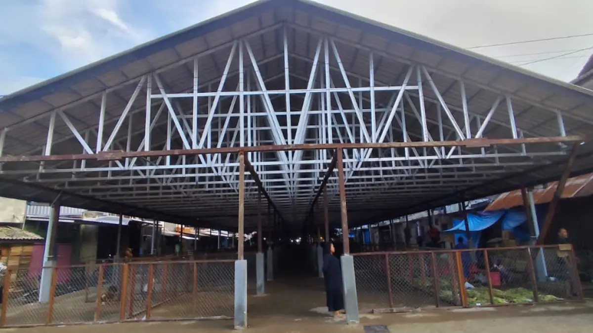 TEMPAT BARU: Gedung sementara pedagang sayur Pasar Segiri Samarinda yang kini sudah ditempati. (DOK/KP)