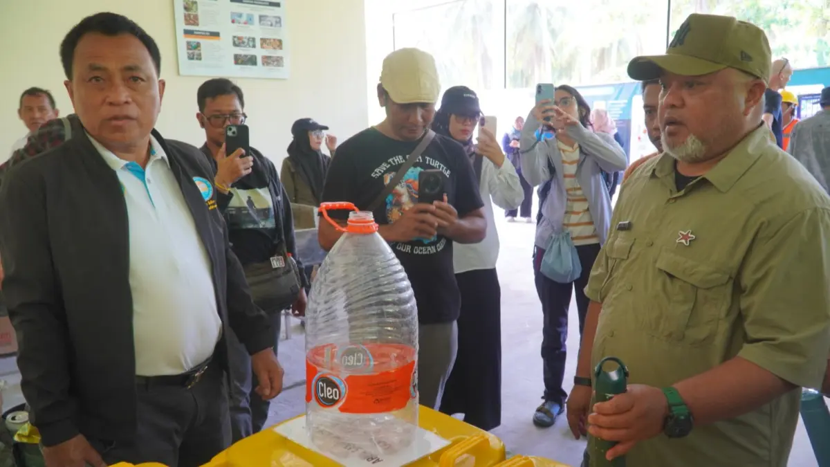 TINJAU TPS3R: Wakil Bupati Berau, Gamalis, meninjau proses pengelolaan sampah di TPS3R Pulau Derawan bersama peserta kegiatan Plastic Smart Islands. (PROKOPIM UNTUK BERAU POST)
