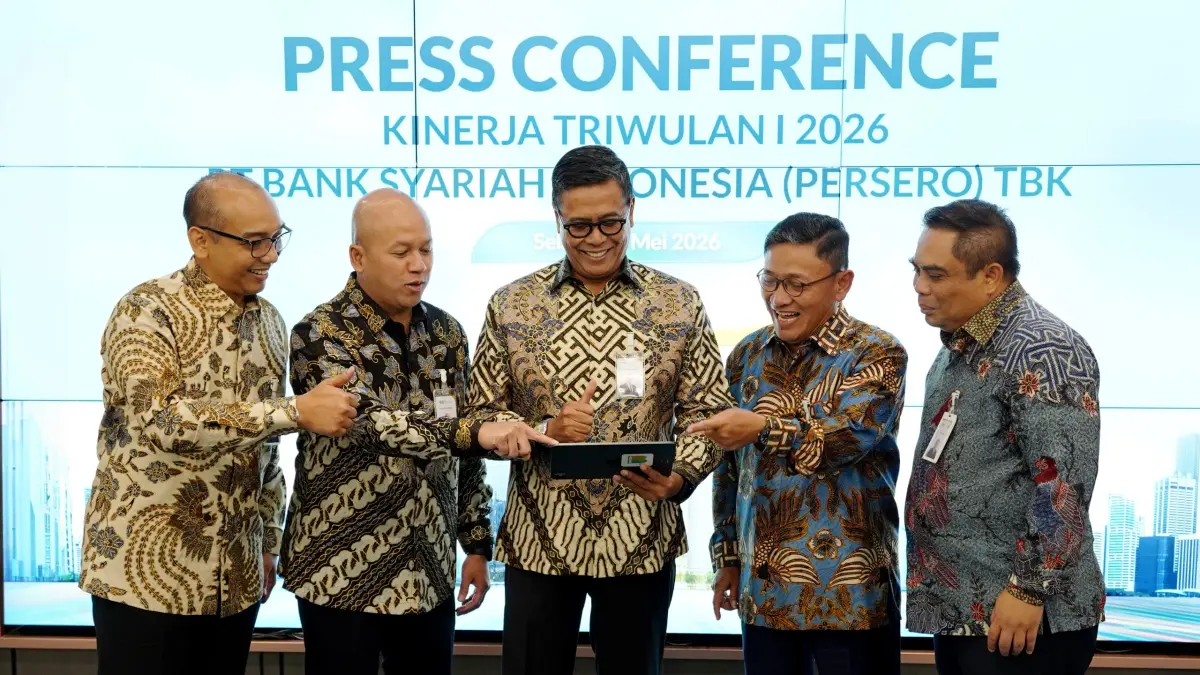 KINERJA POSITIF: Direktur Utama BSI Anggoro Eko Cahyo (tengah) bersama Direktur Risk Management Grandhis H Harumansyah (kiri), Direktur Finance & Strategy Ade Cahyo Nugroho (dua kiri), Wakil Direktur Utama Bob T Ananta (dua kanan) dan Direktur Sales and Distribution Anton Sukarna (kanan) dalam konferensi pers kinerja kuartal I 2026.