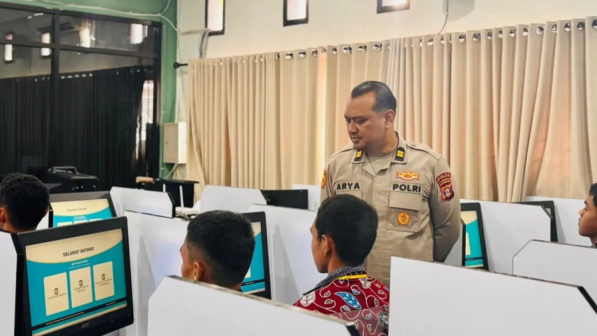 AKADEMIK: Proses seleksi penerimaan calon bintara polri Polda Kaltim. Peserta jalani tes akademik.