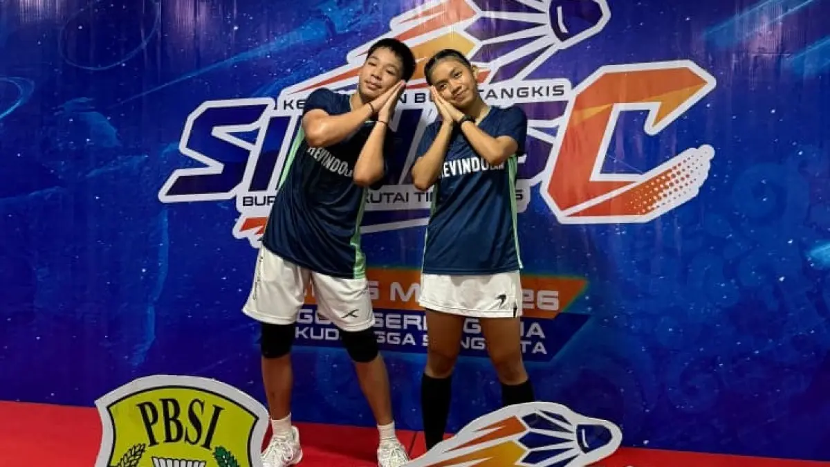 BERJUANG : Atlet PB Hevindo yang sukses unggul di semifinal ganda taruna campuran.&nbsp;