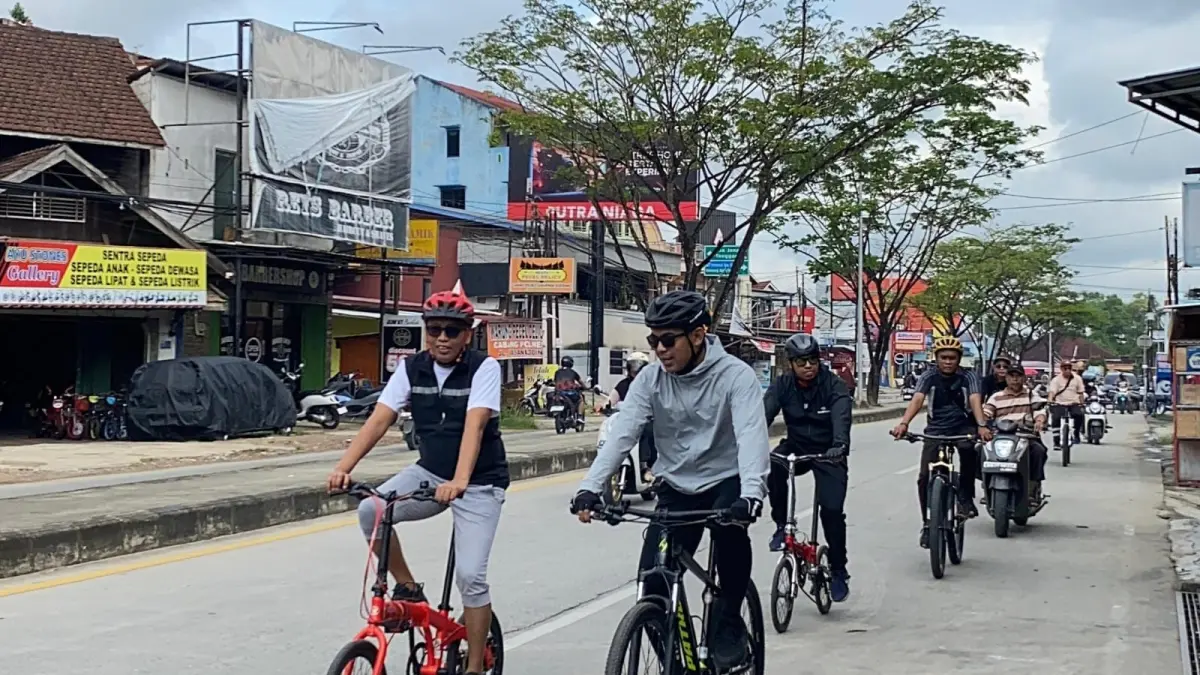CARA BARU: Aditya Koesprayogi (kanan) didampingi Sekcam Samarinda Seberang Syamsu Alam (kiri) bersepeda menyambangi warga dan kantor-kantor kelurahan dalam upaya efisiensi energi, setiap Jumat di hari kerja, beberapa waktu lalu.
