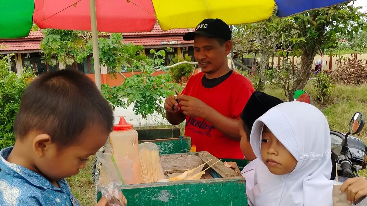 EKONOMI TERBATAS: Sholehudin, pedagang papeda keliling, dan di balik keterbatasan ekonomi ia ikut patungan kurban Rp 2,5 juta.(ist)
