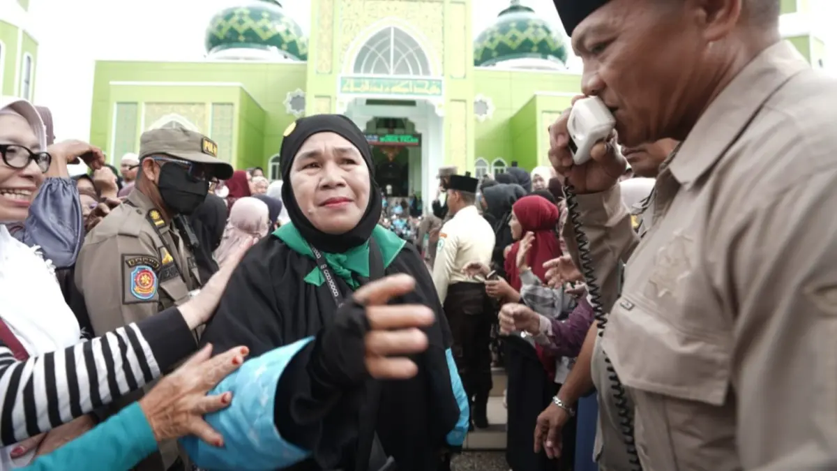 GELOMBANG KEDUA:​ Calon jemaah haji asal Paser keberangkatan gelombang kedua berangkat dari Masjid Agung Nurul Falah Tanah Grogot pada Jumat (15/5/2026) pagi. (IST)