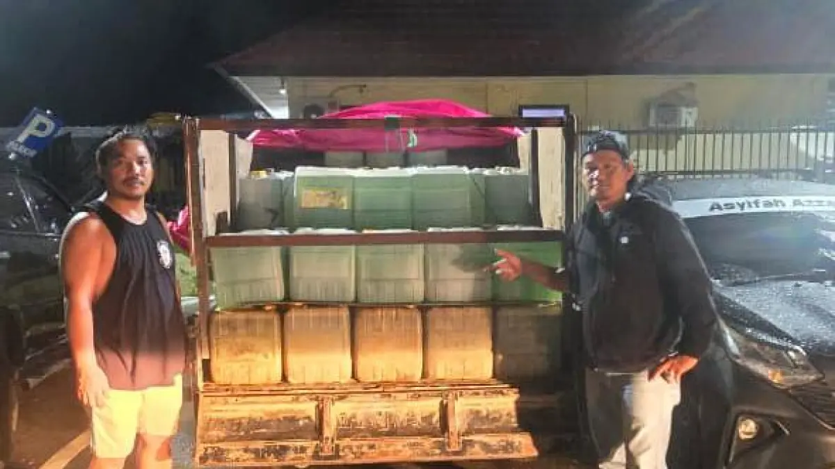 ILEGAL: Barang bukti BBM subsidi jenis Pertalite, kendaraan, dan sejumlah jeriken diamankan Satreskrim Polres Kutim dari pengungkapan praktik BBM ilegal di Kutim. (foto ist)