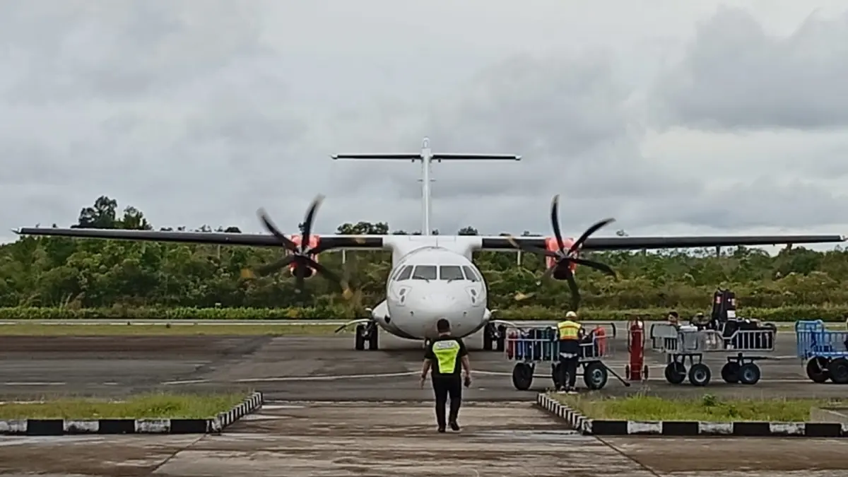 MENDARAT: Pesawat maskapai Wings Air saat mendarat di Bandara Melalan Kutai Barat. (SUNARDI/KP)