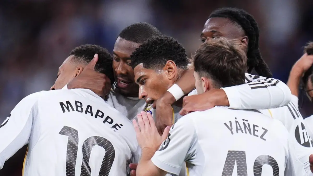 Pemain Real Madrid Jude Bellingham merayakan gol saat menghadapi Real Oviedo dalam lanjutan Liga Spanyol di Santiago Bernabeu, Jumat (15/5) dini hari. (AP Photo/Manu Fernandez)