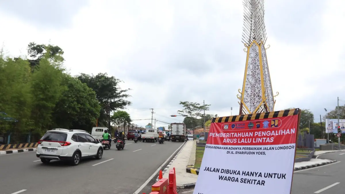 Pemasangan water barrier dan banner informasi juga dilakukan secara masif di setiap persimpangan untuk memandu pengguna jalan. (ANGGI PRADITHA/KP)

&nbsp;