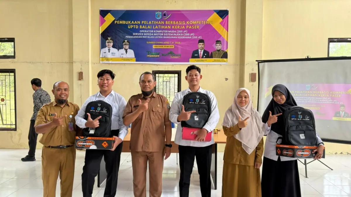 Peserta pelatihan dan penyelenggara mengabadikan momen. (M NAJIB/KALTIM POST)