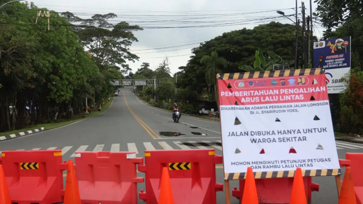 Suasana pengalihan arus lalu lintas di simpang Jalan Syarifuddin Yoes, Balikpapan. Pengalihan arus ini diperkirakan akan berlangsung selama tiga bulan ke depan. (ANGGI PRADITHA/KP)