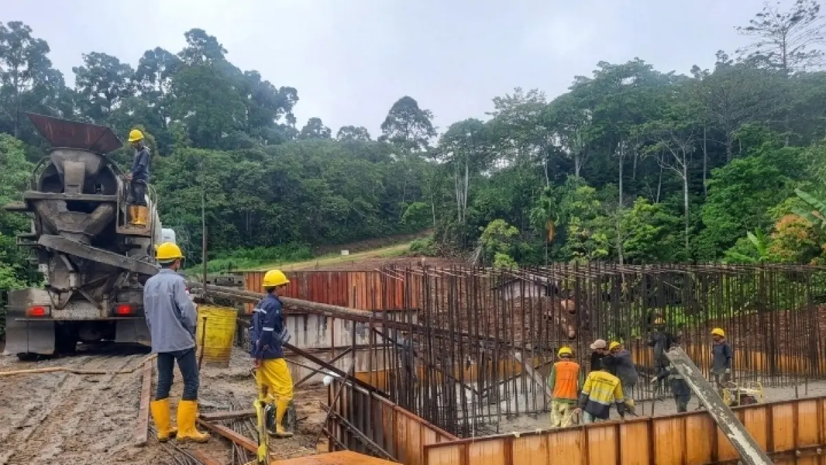 PENGERJAAN: Pengecoran abutment jembatan ruas jalan nasional Tering-Long Bagun. 