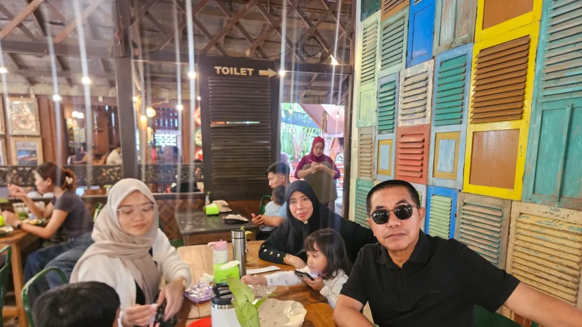 Penulis bersama keluarga, tengah menikmati makan siang di Nasi Pecel Mas Ferry.