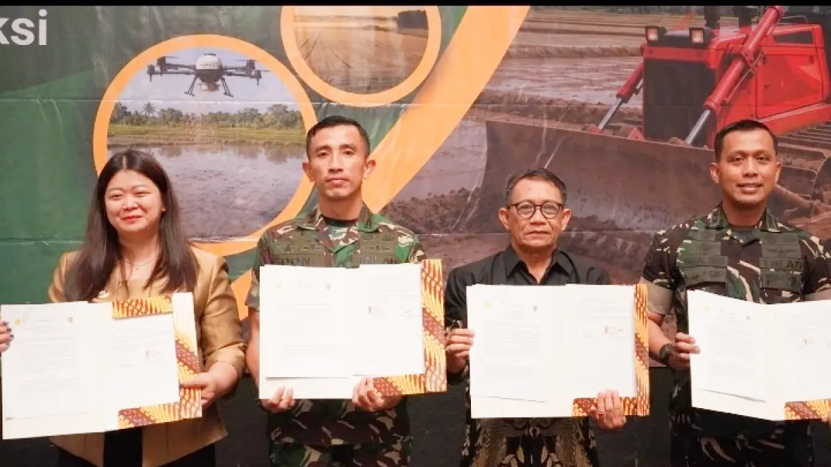 PERTANIAN: Wakil Bupati Kubar, H Nanang Adriani (dua kanan) saat tandatangani MoU bersama Kementerian Pertanian program cetak sawah. IST/KP