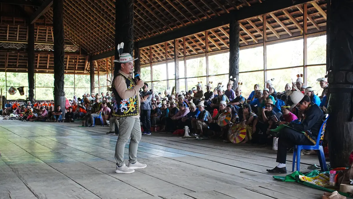 RUKUN: Wakil Bupati Suhuk memberikan sambutan hangat kepada masyarakat Dayak Kenyah di Lamin Adat Kampung Rukun Damai pada acara Uman Untat, Sabtu (16/5). JODY KRISTIANTO/KP