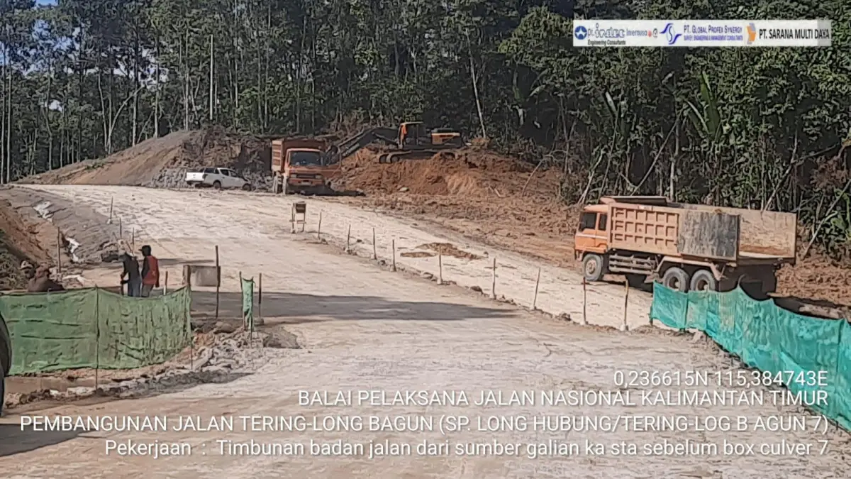AKSELERASI INFRASTRUKTUR: Aktivitas pengerjaan jalan di perbatasan Kutai Barat-Mahakam Ulu. Pemerintah pusat melalui BBPJN Kaltim menggelontorkan anggaran SBSN sebesar Rp 149 miliar untuk pengaspalan jalan sepanjang 8,8 kilometer serta mengganti empat jembatan darurat menjadi struktur girder permanen. (FOTO: DOK/BBPJN KALTIM)