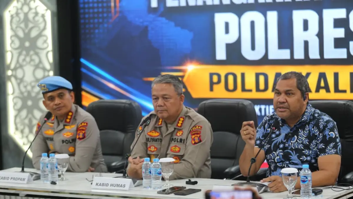 Dirresnarkoba Polda Kaltim Kombes Pol Romylus Tamtelahitu memaparkan kronologi pengungkapan kasus Etomidate yang melibatkan oknum polisi Polres Kukar saat press release di Polresta Samarinda, Minggu (17/5). (RAMA SIHOTANG/KP). 
