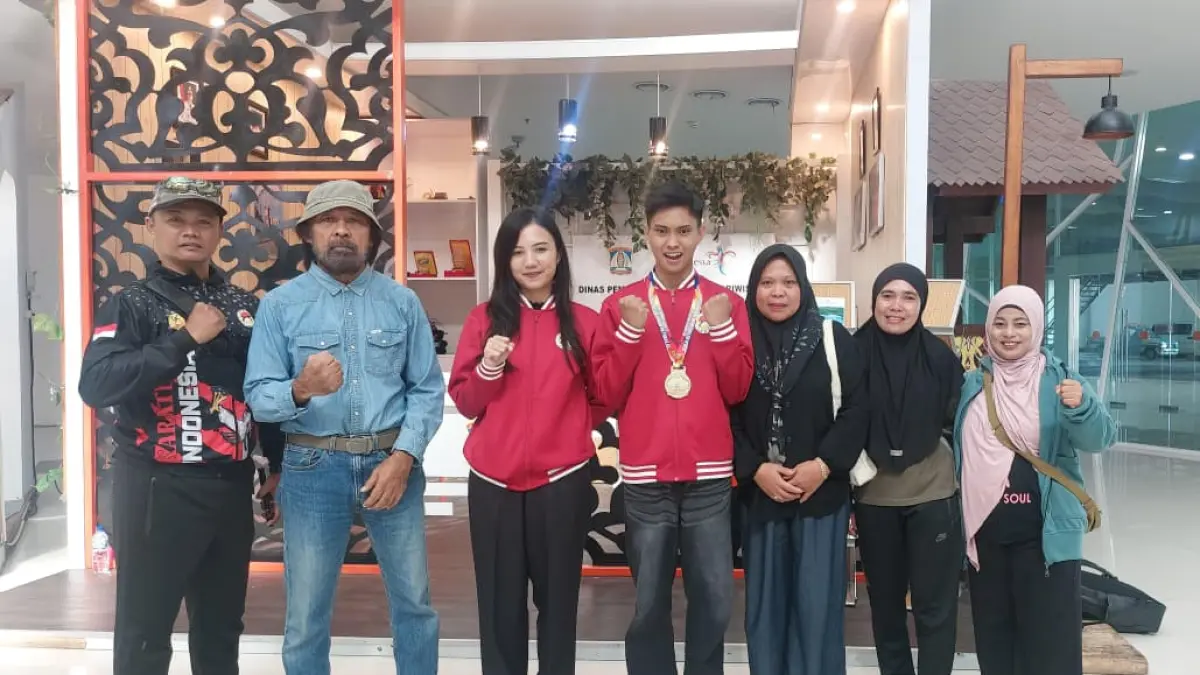 DISAMBUT: Muhammad Arif Saprudin (tengah) saat tiba bersama pelatihnya di Bandara SAMS Sepinggan, disambut keluarga dan pengurus Inkai Balikpapan, Sabtu (16/5). (OKTAVIA MEGARIA/KP)